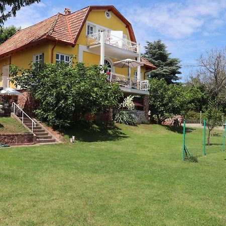 Gyoengyoem Apartman Balatonalmádi Exteriör bild