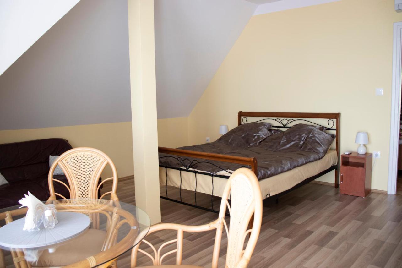 Gyoengyoem Apartman Balatonalmádi Exteriör bild