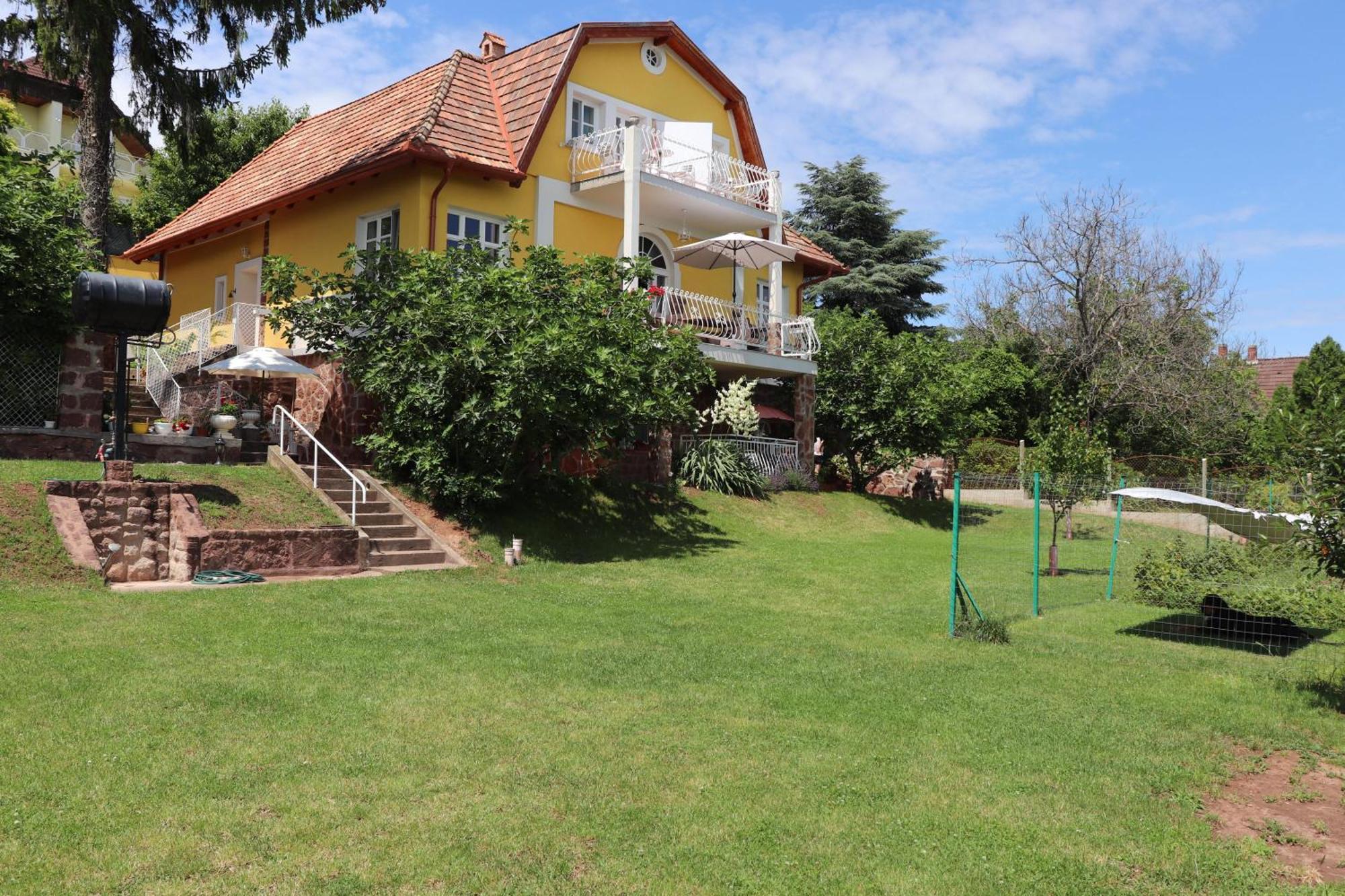 Gyoengyoem Apartman Balatonalmádi Exteriör bild
